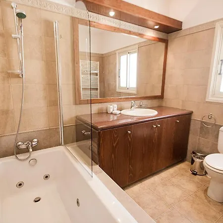 Villa Pearl 4 Bedroom Villa Larnaca