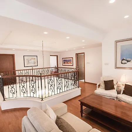 Pearl 4 Bedroom Villa Λάρνακα
