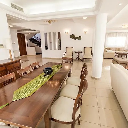 Pearl 4 Bedroom Villa * Λάρνακα
